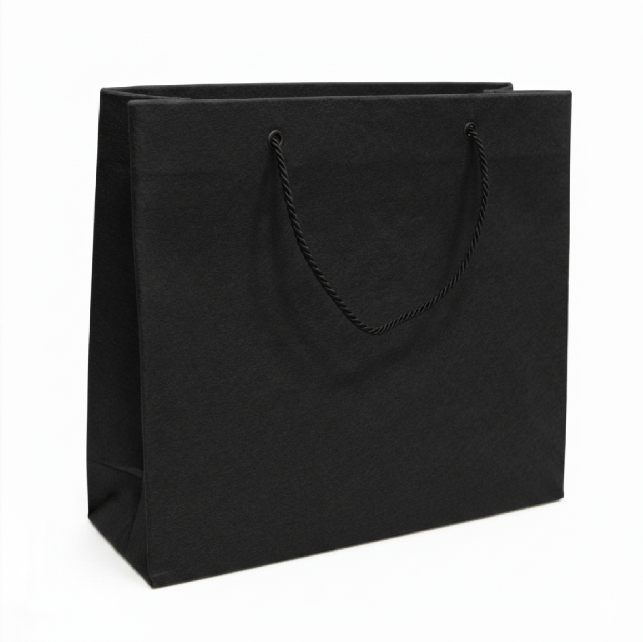 Фетровая сумка с ручками-шнурками Роспринтекс Разработка и производство промопродукции, бизнес-подарков и мерча (одежда и аксессуары с нанесением) «под ключ». От создания идеи, концепции, капсулы, до воплощения проекта. Фетровая сумка с ручками-шнурками «AKUNGI» - AK Unique gifts Роспринтекс