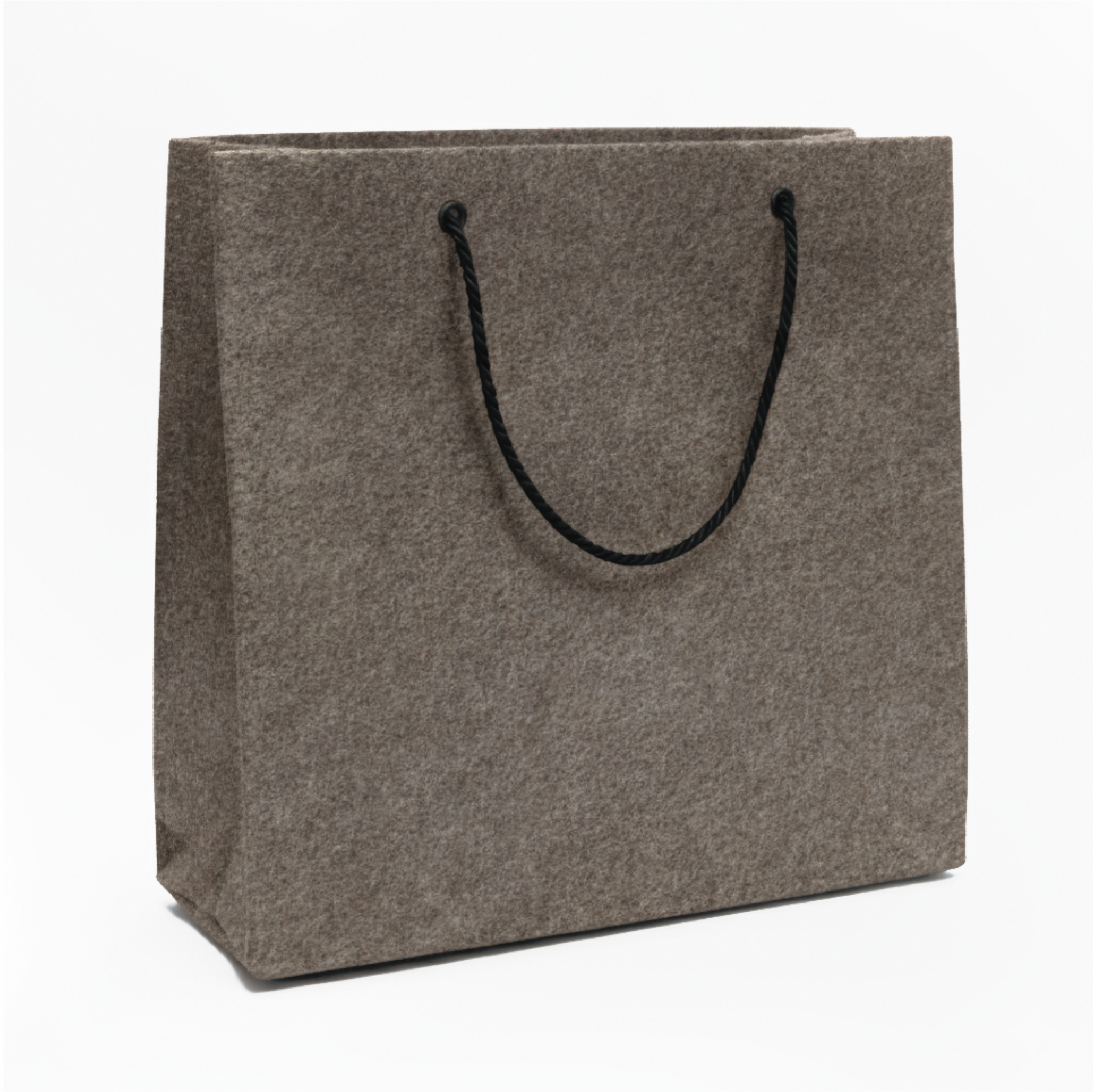 Фетровая сумка с ручками-шнурками Роспринтекс Разработка и производство промопродукции, бизнес-подарков и мерча (одежда и аксессуары с нанесением) «под ключ». От создания идеи, концепции, капсулы, до воплощения проекта. Фетровая сумка с ручками-шнурками «AKUNGI» - AK Unique gifts Роспринтекс