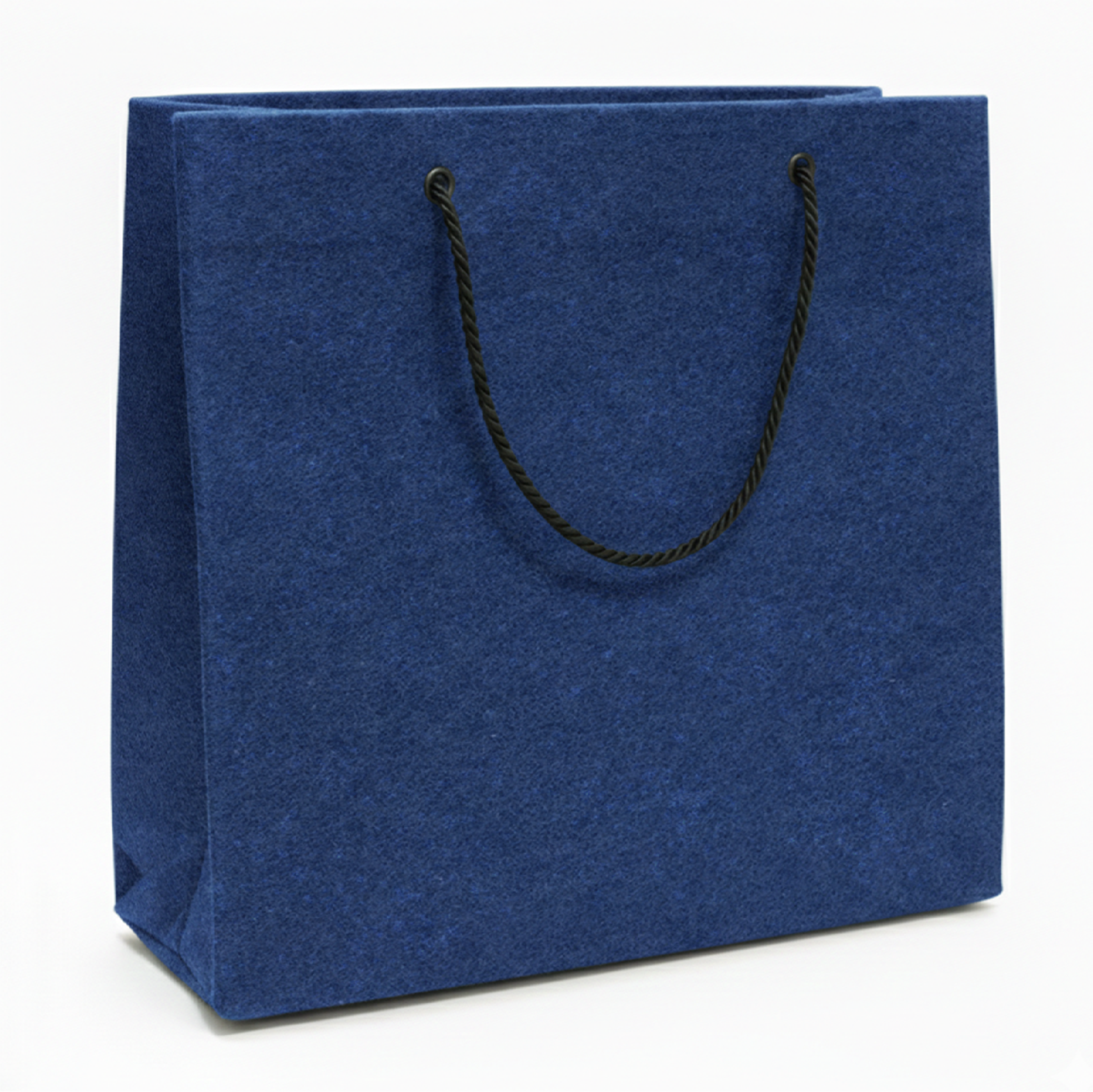 Фетровая сумка с ручками-шнурками Роспринтекс Разработка и производство промопродукции, бизнес-подарков и мерча (одежда и аксессуары с нанесением) «под ключ». От создания идеи, концепции, капсулы, до воплощения проекта. Фетровая сумка с ручками-шнурками «AKUNGI» - AK Unique gifts Роспринтекс